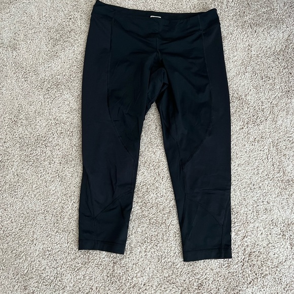 Lululemon Crops - Picture 1 of 1